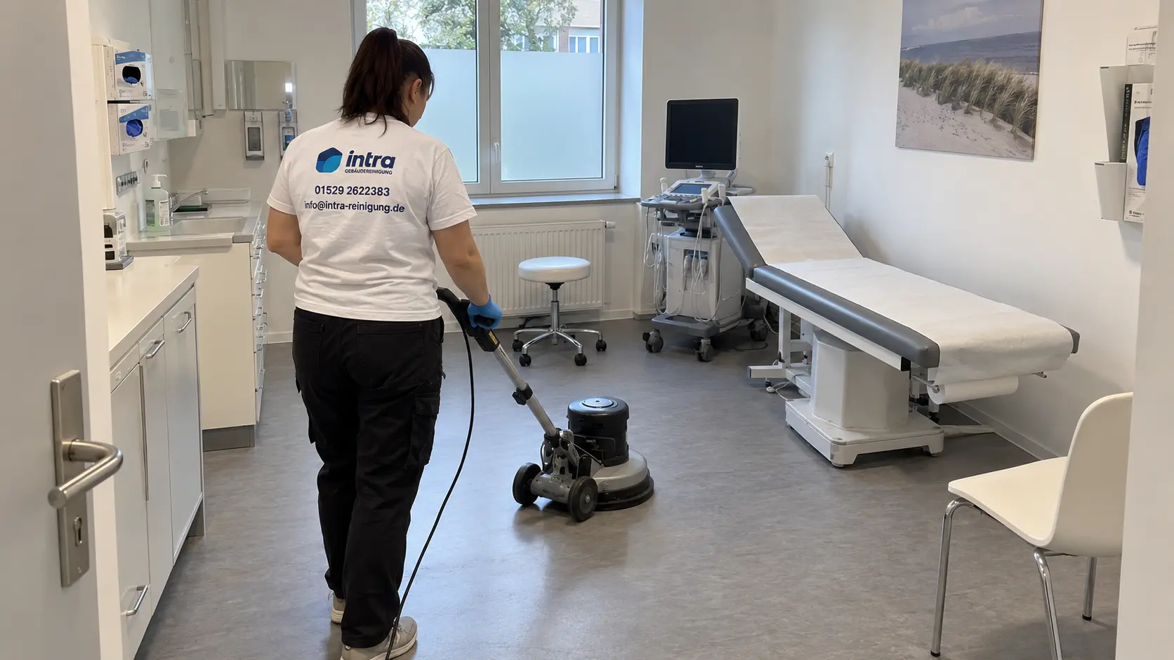 Bodenreinigung mit der Einscheibenmaschine in einem Behandlungsraum in Soest